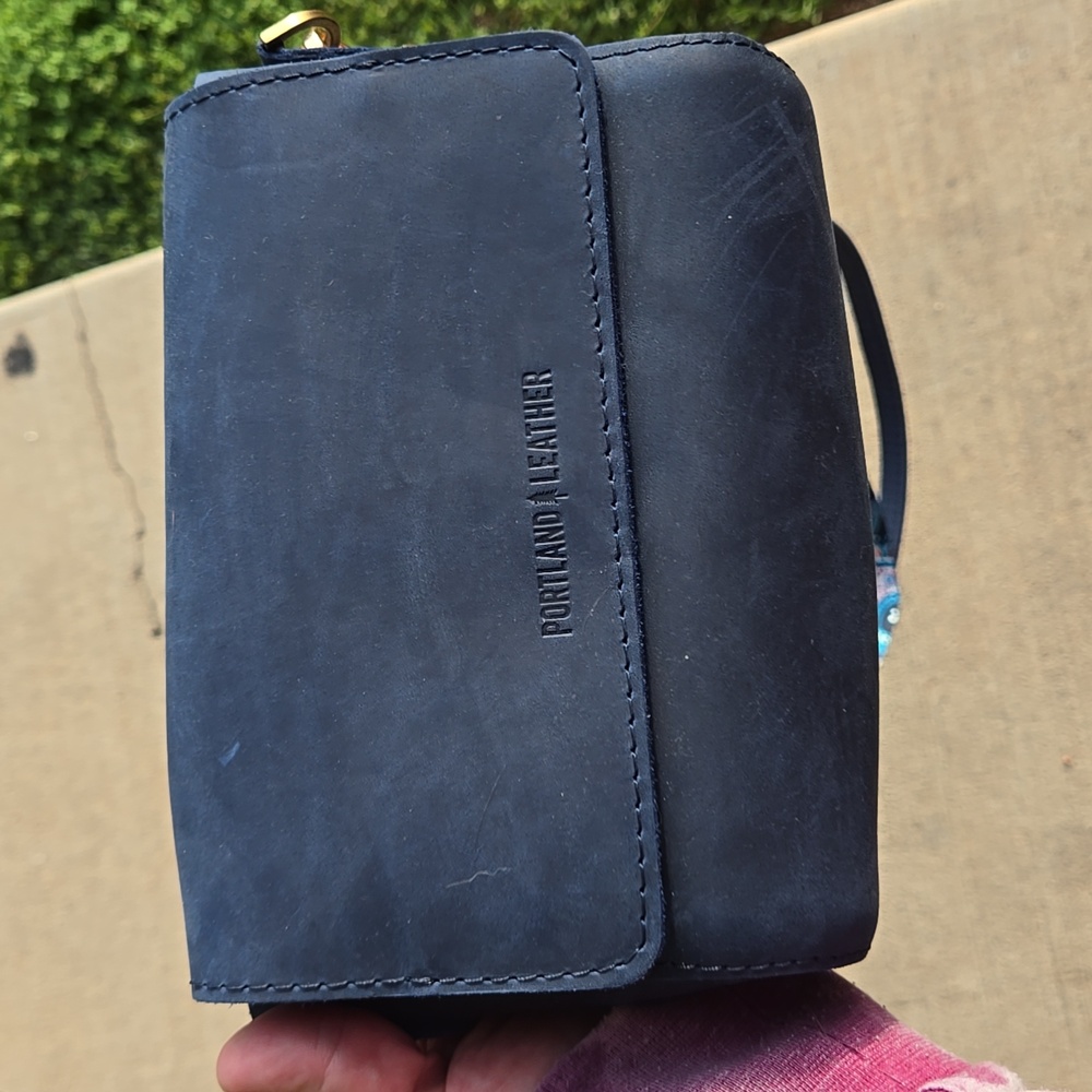 Portland Leather Beautiful Blue Metro Crossbody Bag - Picture 2 of 11